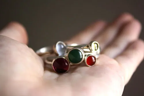 Constance, anillo con piedra de nacimiento en plata, granate, amatista, aguamarina, piedra de luna, ónix, alejandrita, rubí, peridoto, zafiro, ópalo, citrino o turquesa