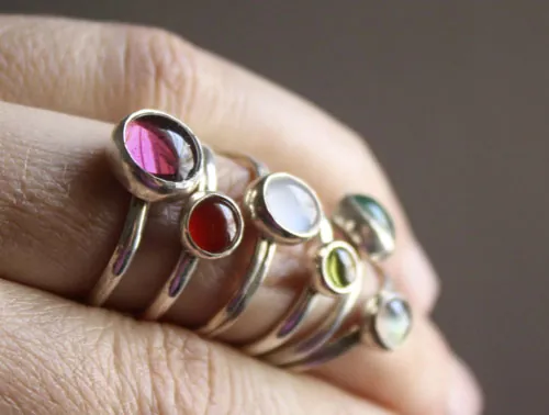 Constance, anillo con piedra de nacimiento en plata, granate, amatista, aguamarina, piedra de luna, ónix, alejandrita, rubí, peridoto, zafiro, ópalo, citrino o turquesa