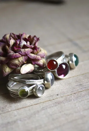 Constance, anillo con piedra de nacimiento en plata, granate, amatista, aguamarina, piedra de luna, ónix, alejandrita, rubí, peridoto, zafiro, ópalo, citrino o turquesa