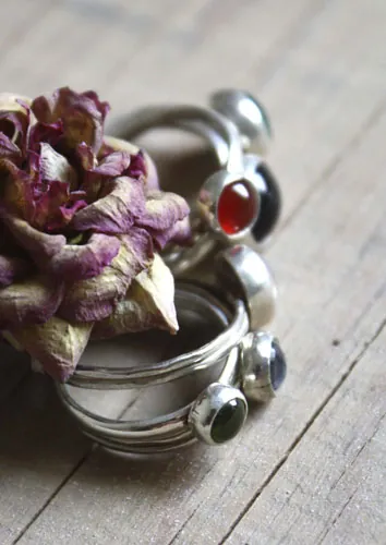 Constance, anillo con piedra de nacimiento en plata, granate, amatista, aguamarina, piedra de luna, ónix, alejandrita, rubí, peridoto, zafiro, ópalo, citrino o turquesa