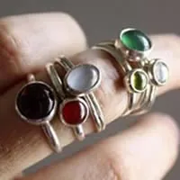 Constance, anillo con piedra de nacimiento en plata, granate, amatista, aguamarina, piedra de luna, ónix, alejandrita, rubí, peridoto, zafiro, ópalo, citrino o turquesa