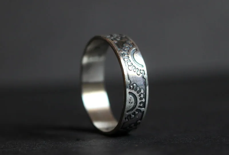 Coronavirus, anillo virus covid en plata