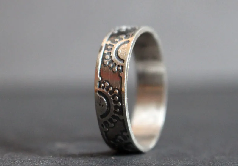 Coronavirus, anillo virus covid en plata