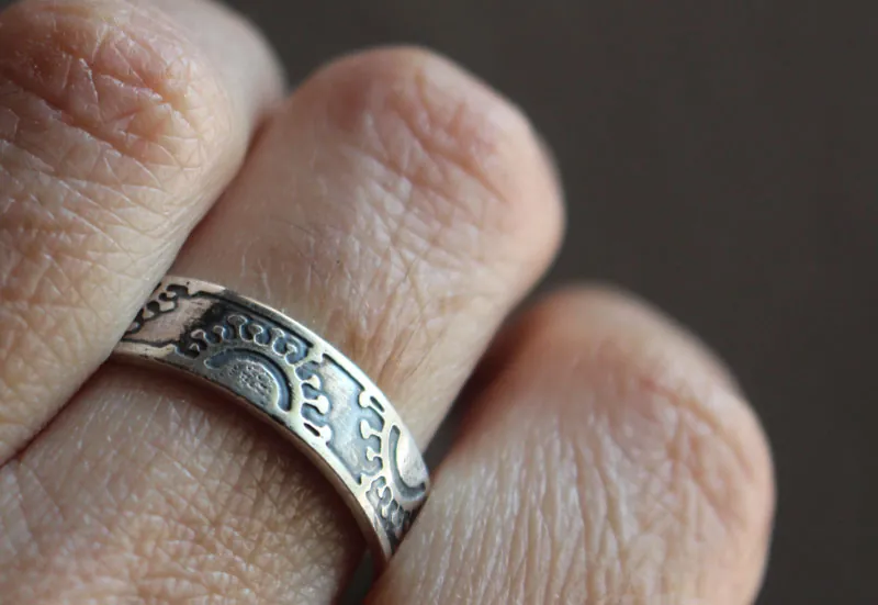 Coronavirus, anillo virus covid en plata