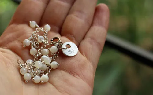 Cosmos, pulsera flor de la inocencia en plata y nácar