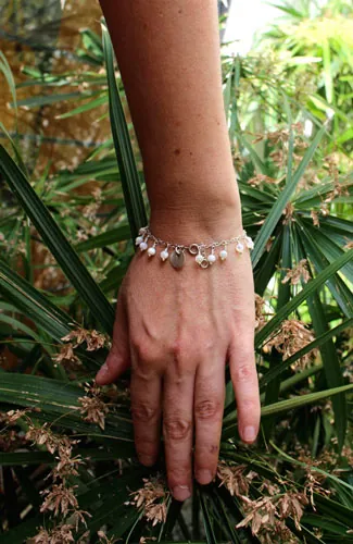 Cosmos, pulsera flor de la inocencia en plata y nácar