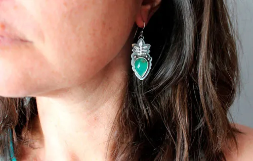 Crecimiento, aretes botánicos en plata y crisoprasa