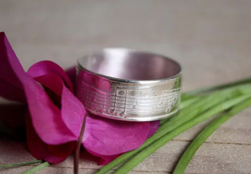 Crescendo, anillo partitura de música en plata