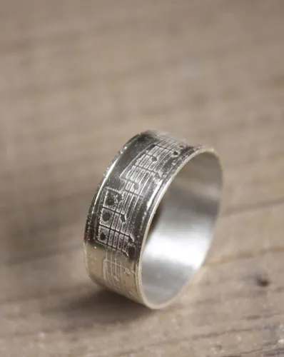 Crescendo, anillo partitura de música en plata