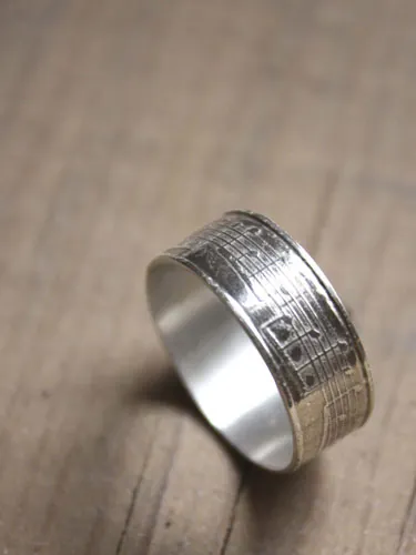 Crescendo, anillo partitura de música en plata