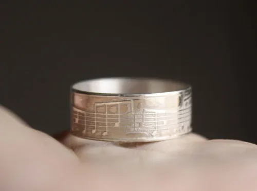 Crescendo, anillo partitura de música en plata