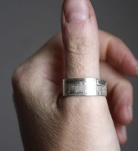Crescendo, anillo partitura de música en plata