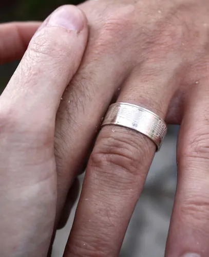 Crescendo, anillo partitura de música en plata