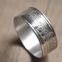 Crescendo, anillo partitura de música en plata
