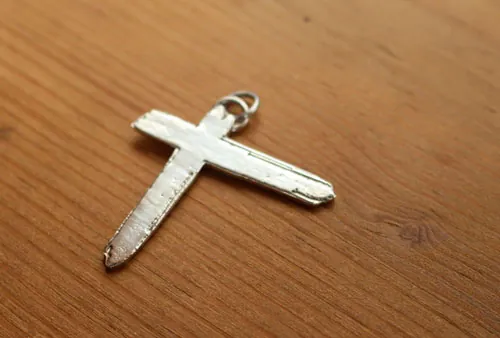Cruz de Indochine de lujo, dije Paradize del grupo de rock en plata