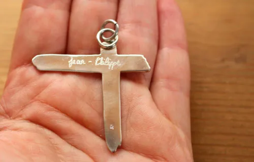 Cruz de Indochine de lujo, dije Paradize del grupo de rock en plata