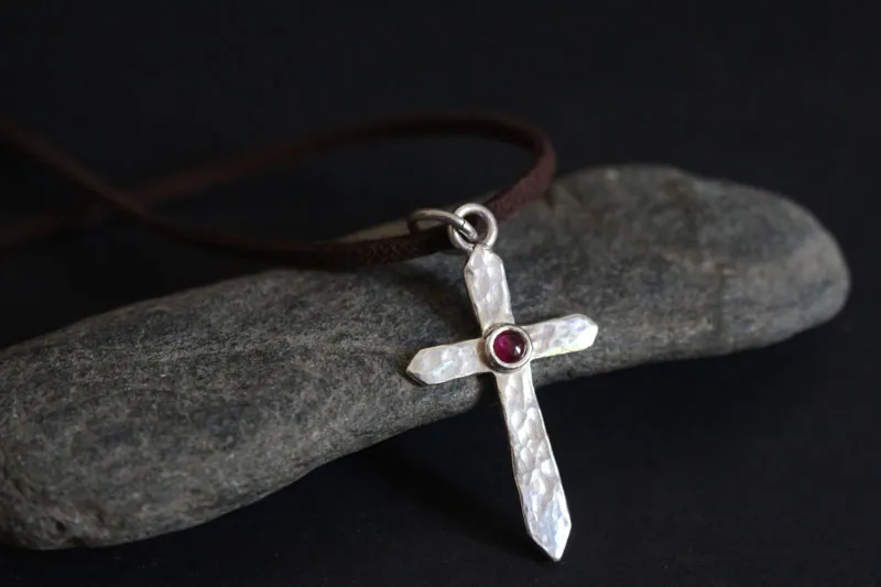 Cruz de vida, collar cruz martillada en plata y rubí