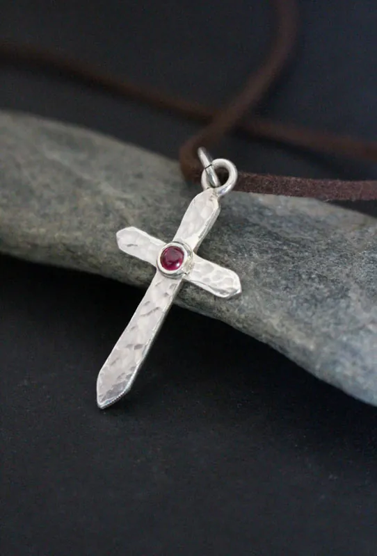 Cruz de vida, collar cruz martillada en plata y rubí