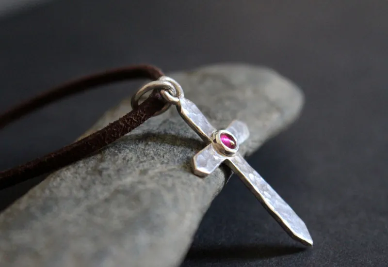 Cruz de vida, collar cruz martillada en plata y rubí