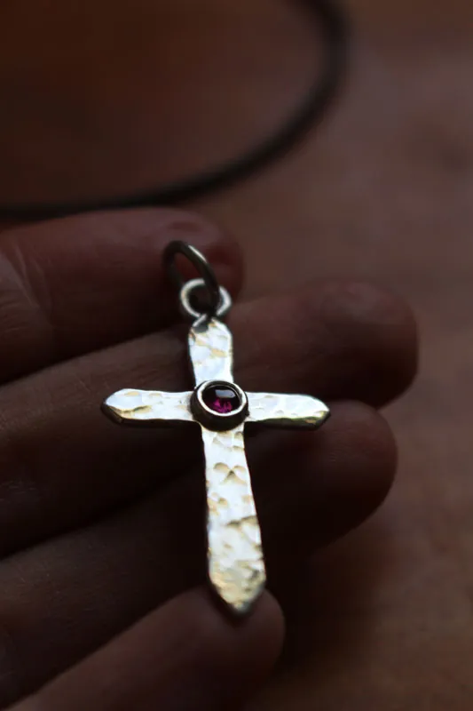Cruz de vida, collar cruz martillada en plata y rubí