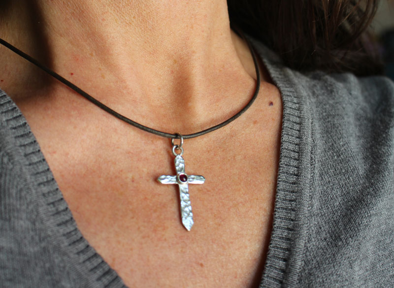 Cruz de vida, collar cruz martillada en plata y rubí