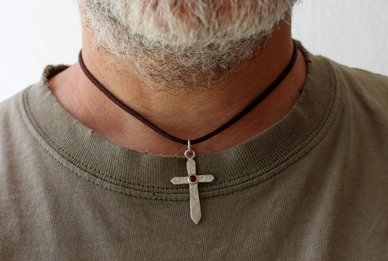 Cruz de vida, collar cruz martillada en plata y rubí