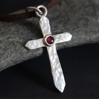 Cruz de vida, collar cruz martillada en plata y rubí