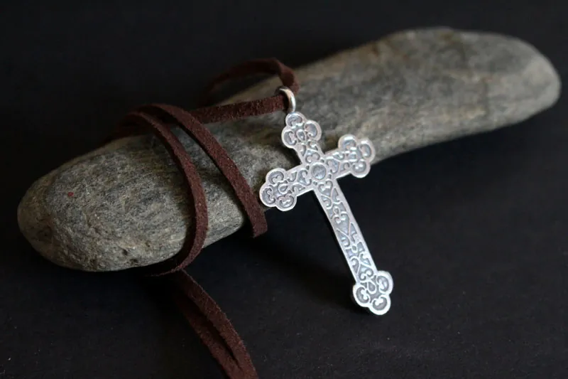 Cruz forjada, collar cruz trilobulada con volutas en plata