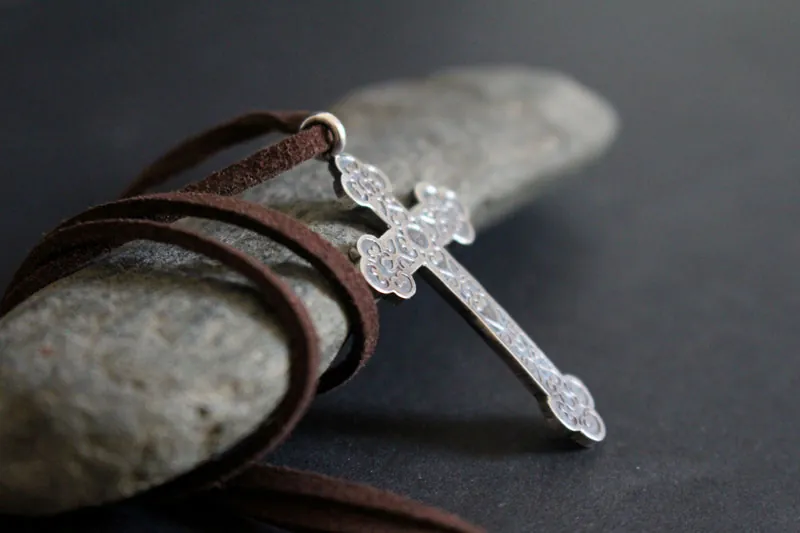 Cruz forjada, collar cruz trilobulada con volutas en plata