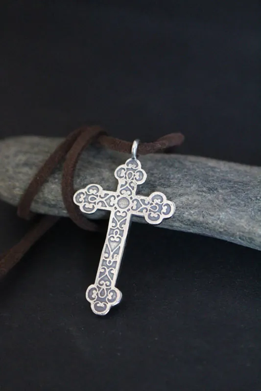 Cruz forjada, collar cruz trilobulada con volutas en plata
