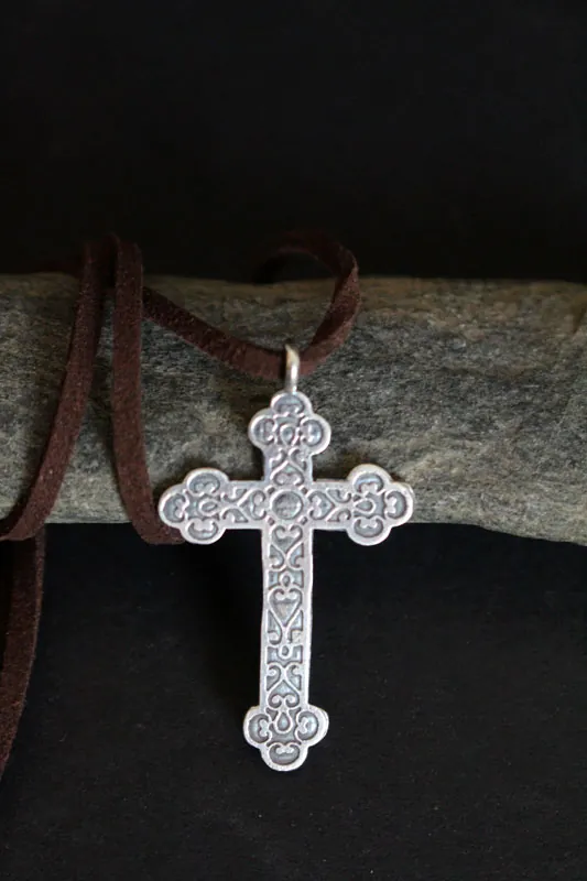 Cruz forjada, collar cruz trilobulada con volutas en plata