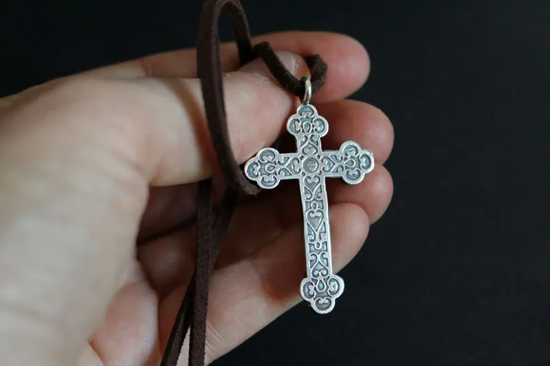 Cruz forjada, collar cruz trilobulada con volutas en plata