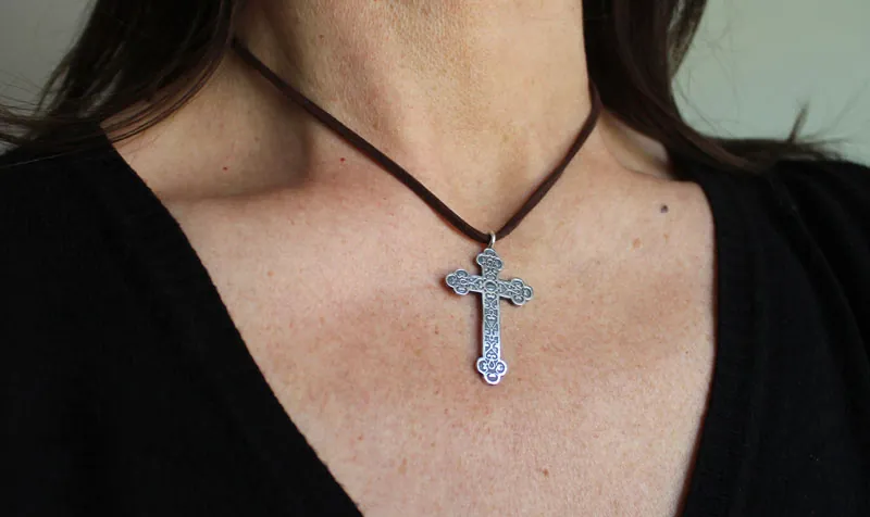 Cruz forjada, collar cruz trilobulada con volutas en plata