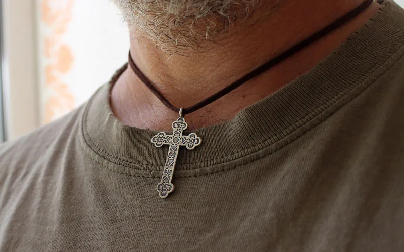 Cruz forjada, collar cruz trilobulada con volutas en plata