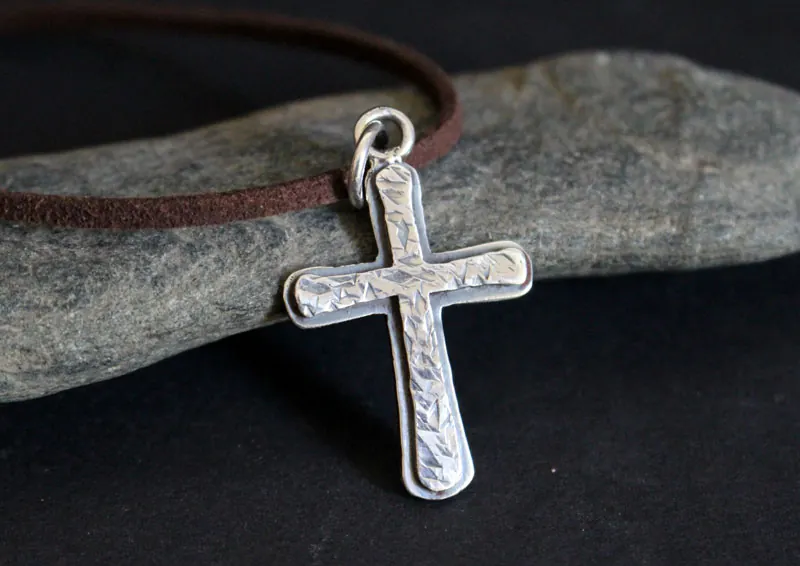 Cruz rústica, collar cruz martillada en plata