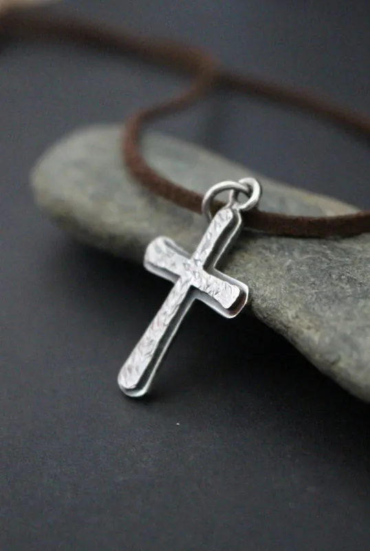 Cruz rústica, collar cruz martillada en plata