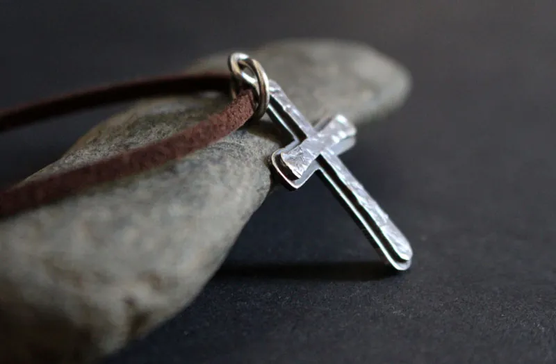 Cruz rústica, collar cruz martillada en plata