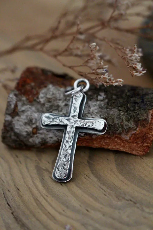 Cruz rústica, collar cruz martillada en plata