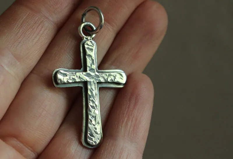 Cruz rústica, collar cruz martillada en plata