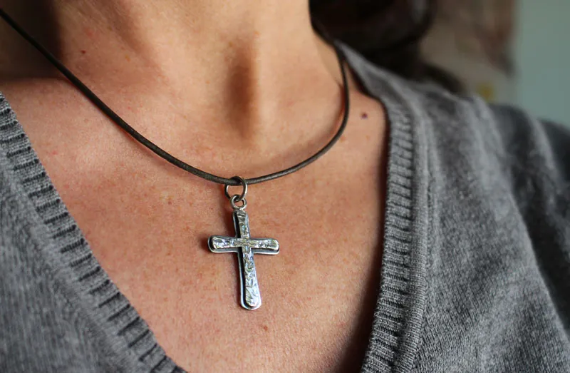 Cruz rústica, collar cruz martillada en plata