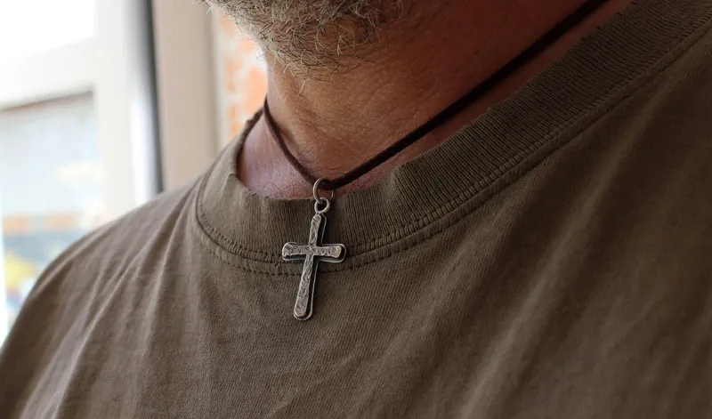 Cruz rústica, collar cruz martillada en plata
