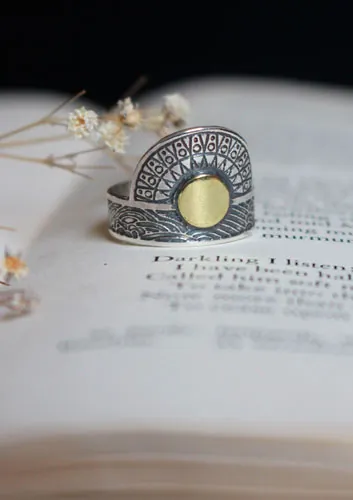 Cuando el sol viene a besar el mar, anillo tribal en plata y latón
