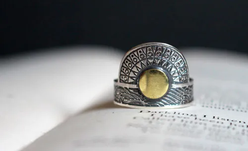 Cuando el sol viene a besar el mar, anillo tribal en plata y latón