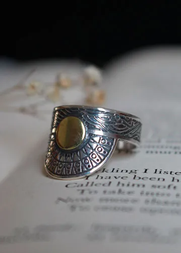 Cuando el sol viene a besar el mar, anillo tribal en plata y latón