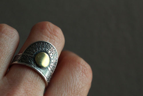 Cuando el sol viene a besar el mar, anillo tribal en plata y latón
