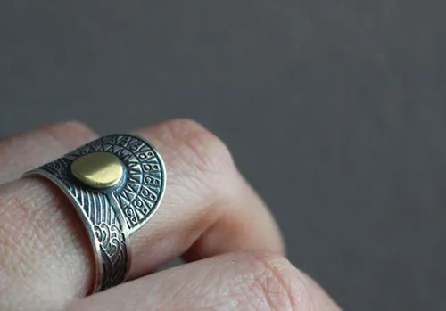 Cuando el sol viene a besar el mar, anillo tribal en plata y latón
