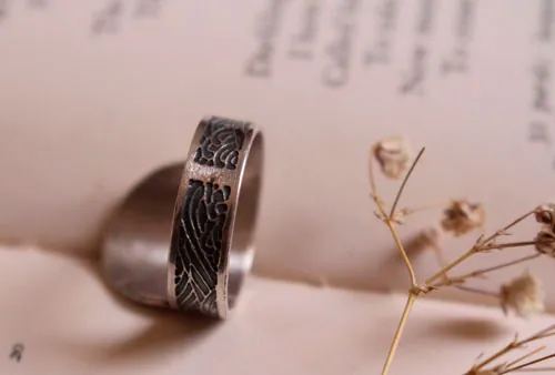 Cuando el sol viene a besar el mar, anillo tribal en plata y latón