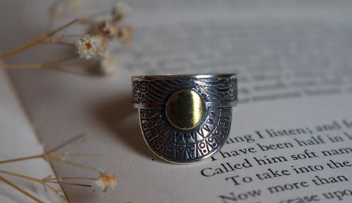 Cuando el sol viene a besar el mar, anillo tribal en plata y latón