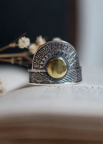 Cuando el sol viene a besar el mar, anillo tribal en plata y latón