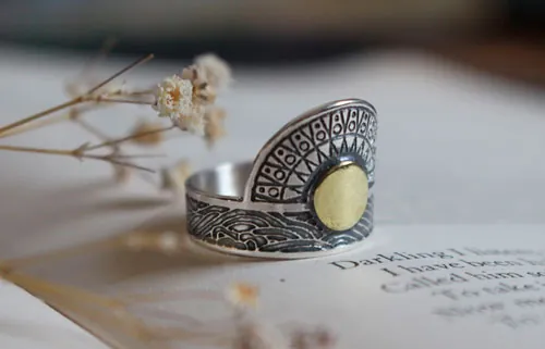 Cuando el sol viene a besar el mar, anillo tribal en plata y latón